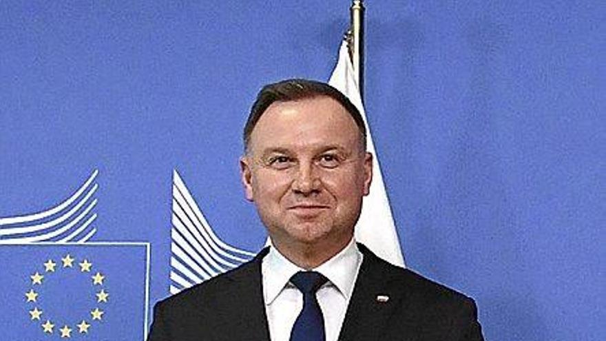 Bruselas retiene a polonia fondos de base comunitaria