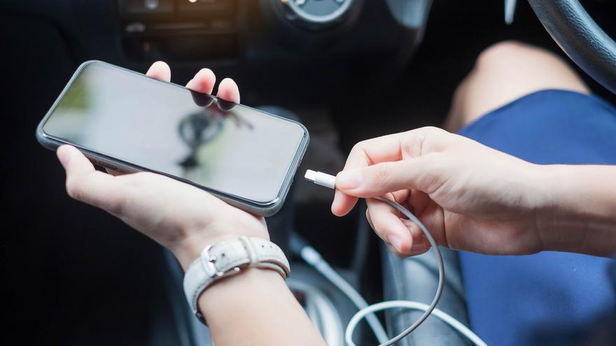 Cómo llevar el móvil en el coche para que no nos multen?