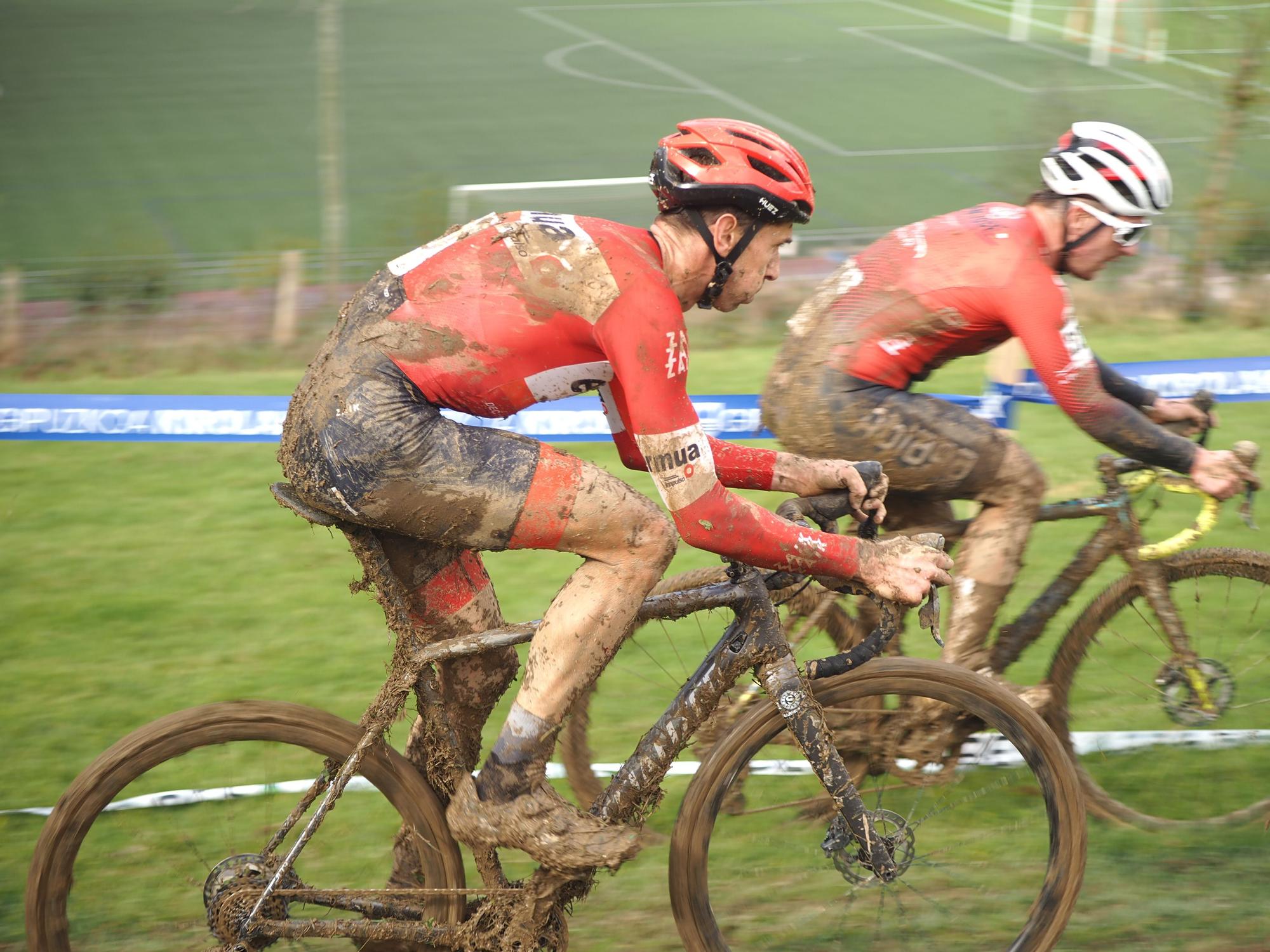 El barro se sumó al espectáculo de ciclocross en Elgoibar
