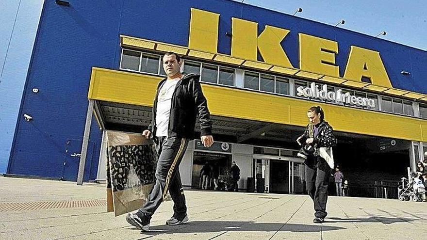 Los clientes salen del Ikea de Barakaldo en Bizkaia, uno de los más visitados por navarros.