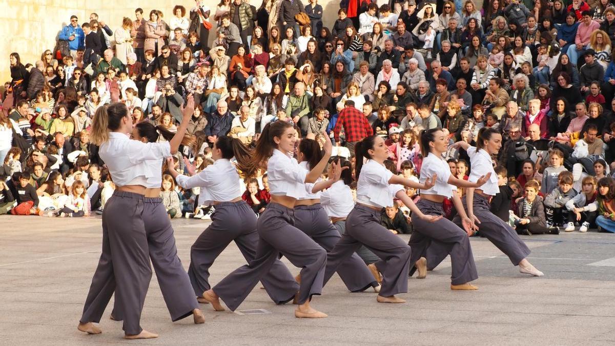 El Día Internacional de la Danza se cerrará con una sucesión de actuaciones en la plaza Unzaga a la que seguirá una romería. / Aitor Zabala El Día Internacional de la Danza se cerrará con una sucesión de actuaciones en la plaza Unzaga a la que seguirá una romería. / Aitor Zabala