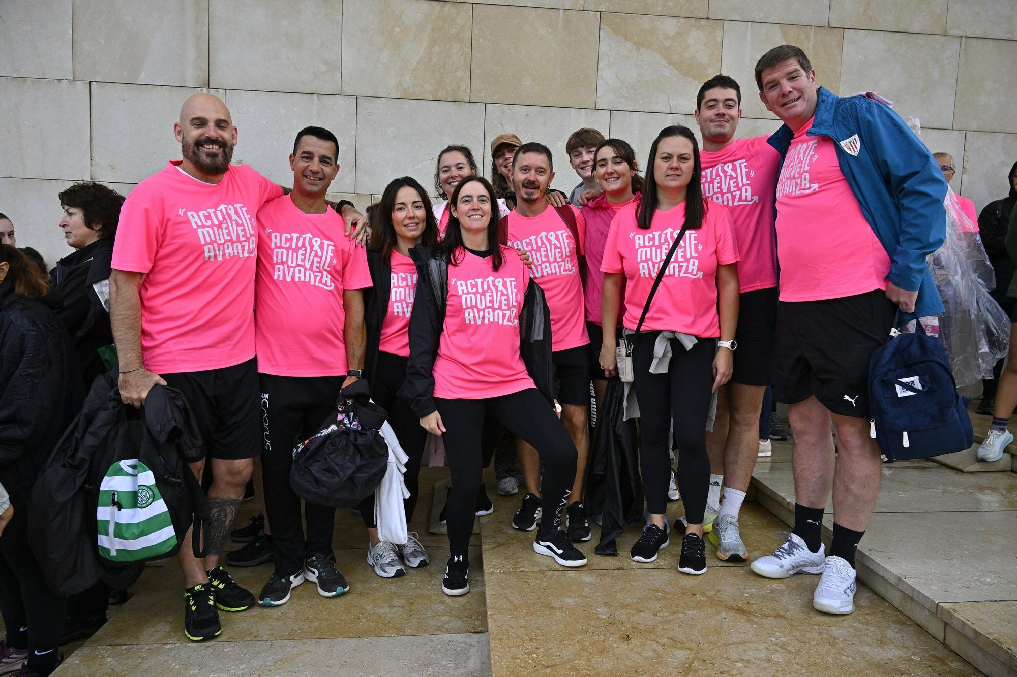 En imágenes: los paraguas tiñen la marea rosa de Bilbao