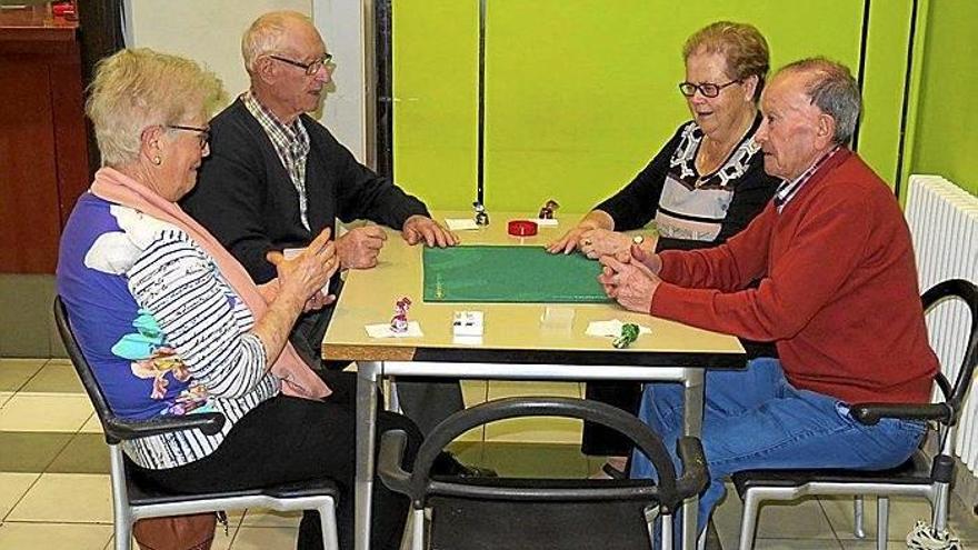 Cuatro vecinos jugando a las cartas en el hogar del jubilado Aterpe, ayer por la tarde.