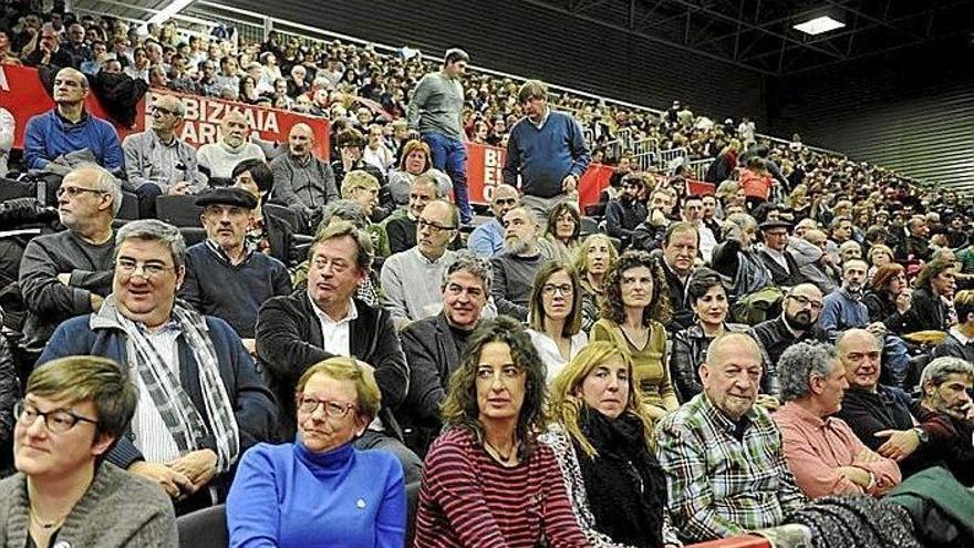 Euskal politika eta kulturaren hainbat ordezkari. Argazkiak: O. Gonzalez