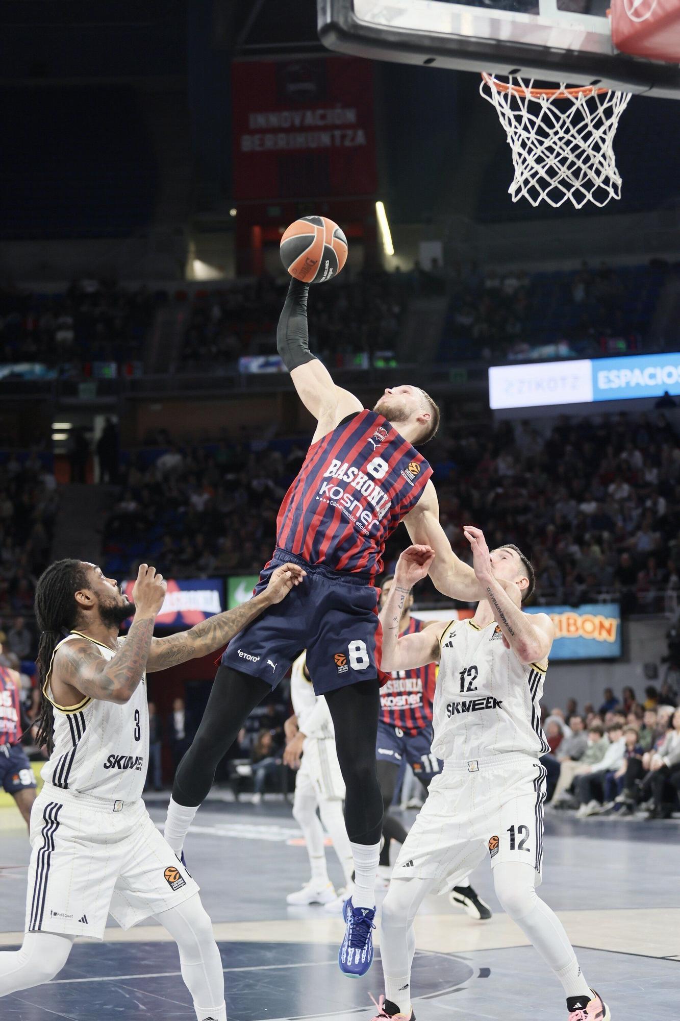 Las imágenes del Baskonia-Asvel de Euroliga en el Buesa Arena