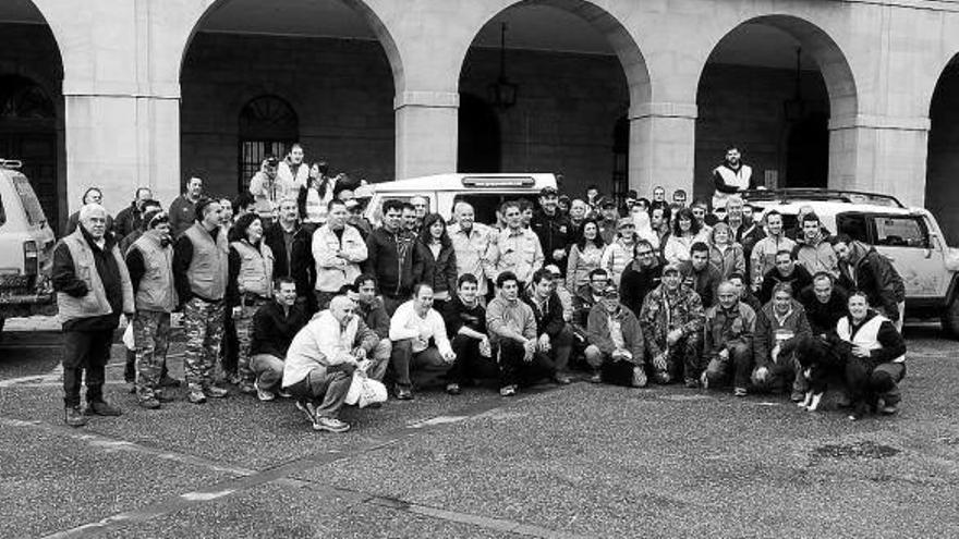 Los participantes del segundo certamen fotográfico posan antes de comenzar la prueba.