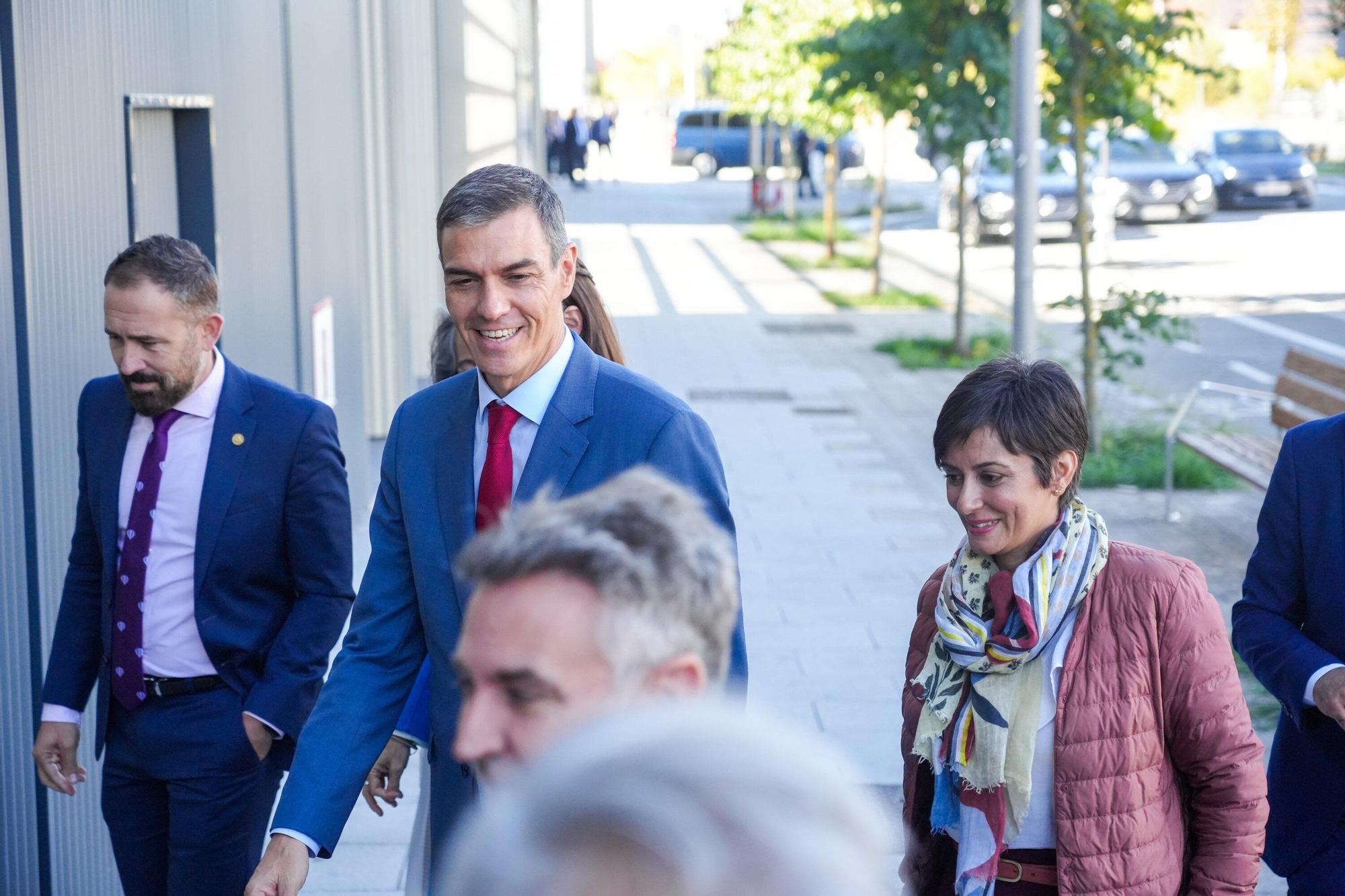 En imágenes: Pedro Sánchez visita una promoción de pisos de alquiler social en Arkaiate
