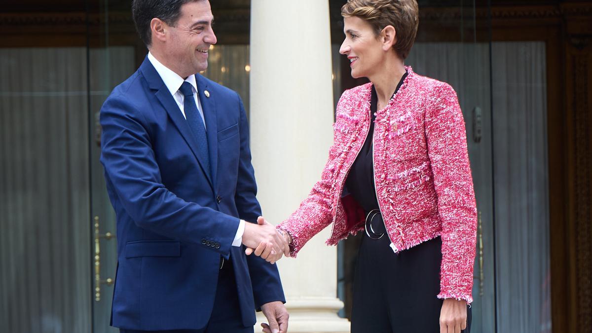 La Presidenta Chivite a su llegada al Palacio de Ajuria Enea, junto al Lehendakari Imanol Pradales.