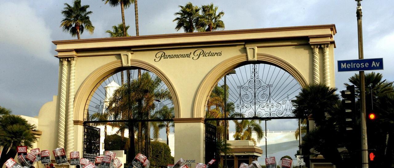 Paramount lanza una OPA hostil para adquirir Warner Bros. por 92.700 millones de euros
