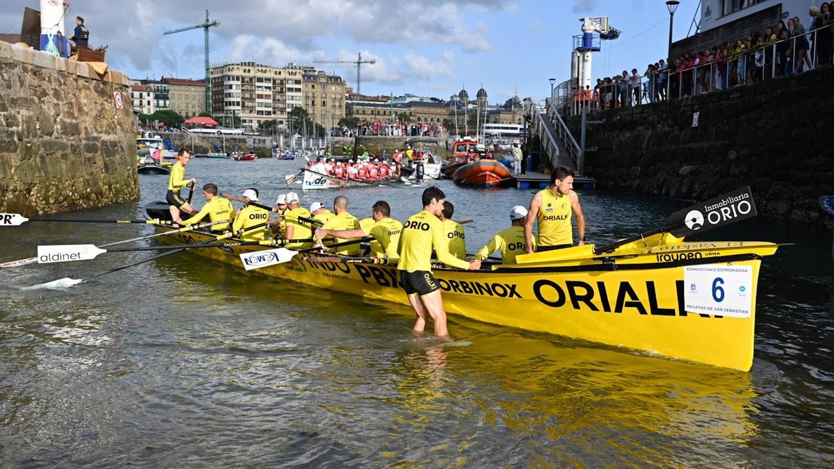 Orio se dispone a desembarcar en la rampa del muelle donostiarra.