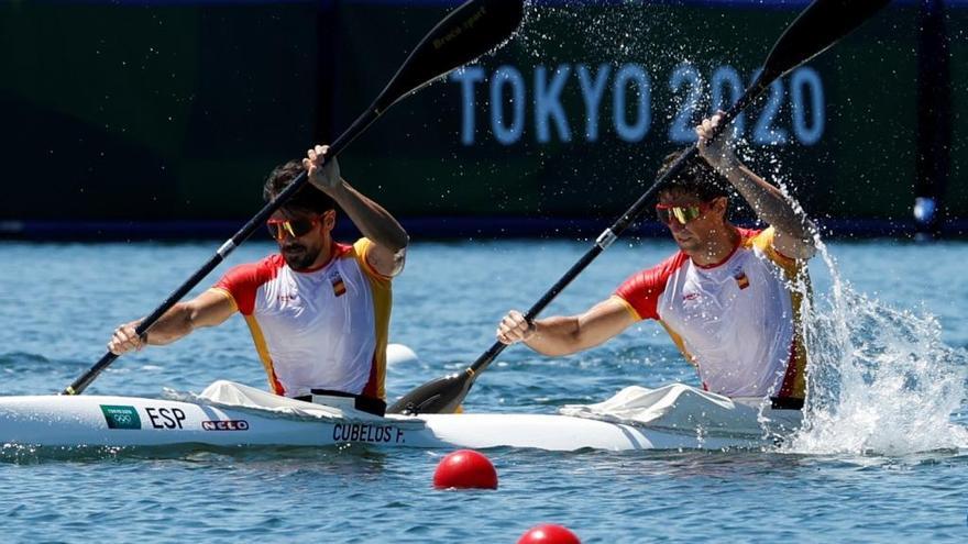 Francisco Cubelos e Íñigo Peña compiten en las semifinales de 1000m kayak doble masculino por el piragüismo.