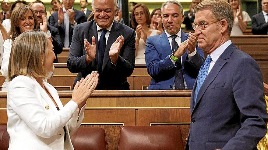 Feijóo, aplaudido ayer por la bancada del PP en su estreno como diputado.  | FOTO: EFE