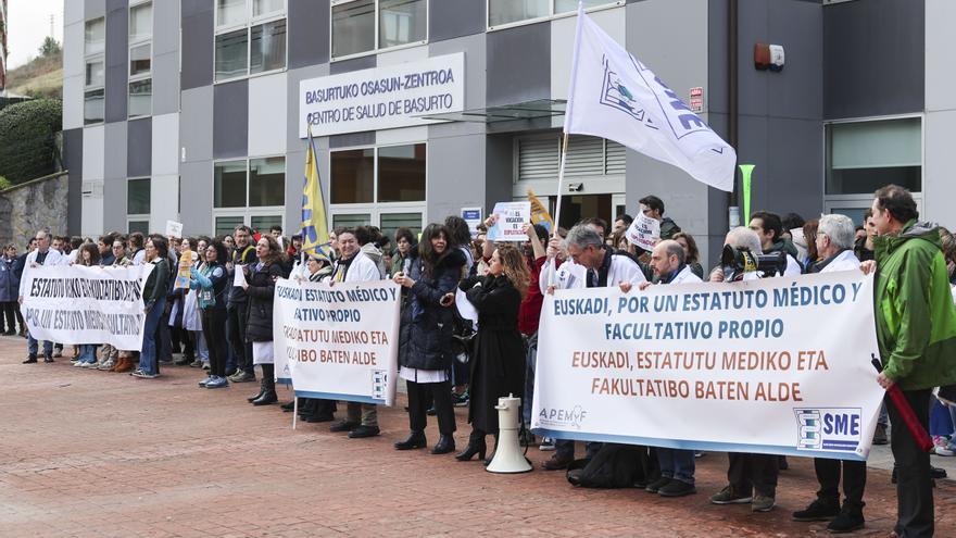 Euskadi insta al Ministerio de Sanidad a negociar con los médicos o a cederle más competencias de salud