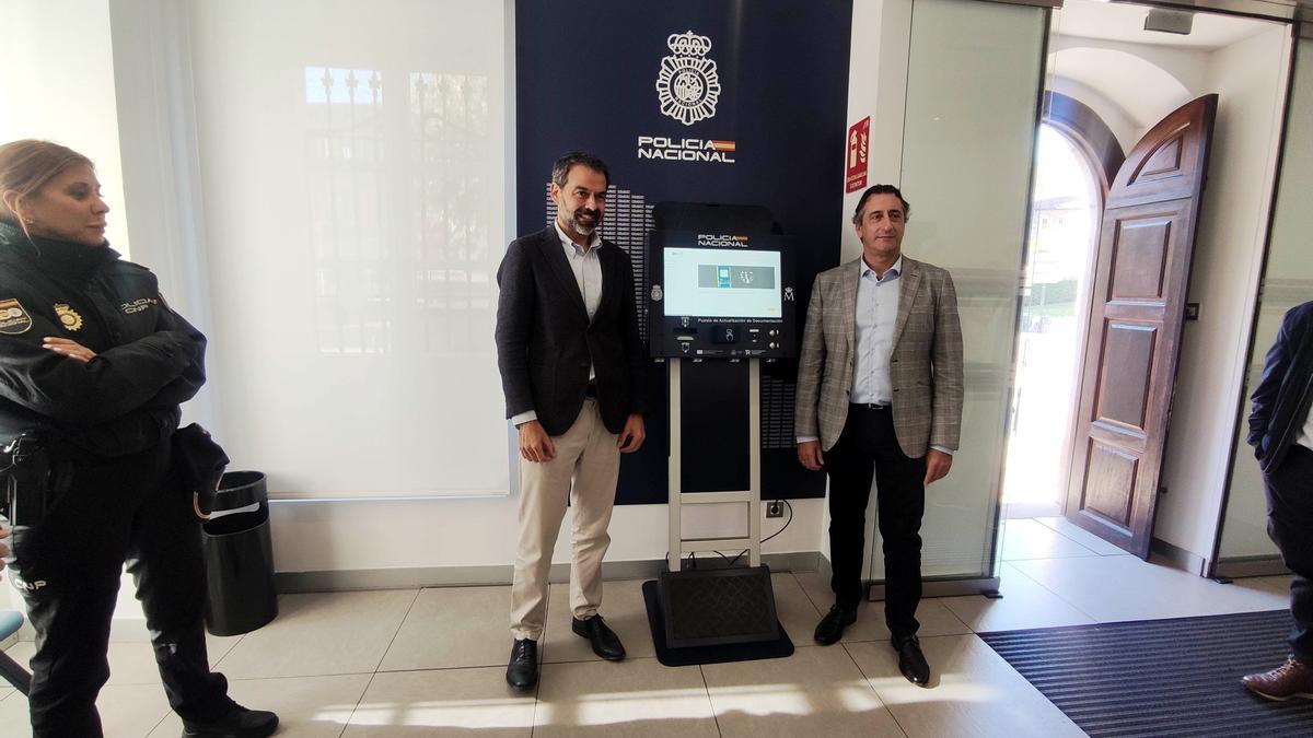 Carlos García Buendia y Alfonso San Vicente, en la comisaría de la villa.