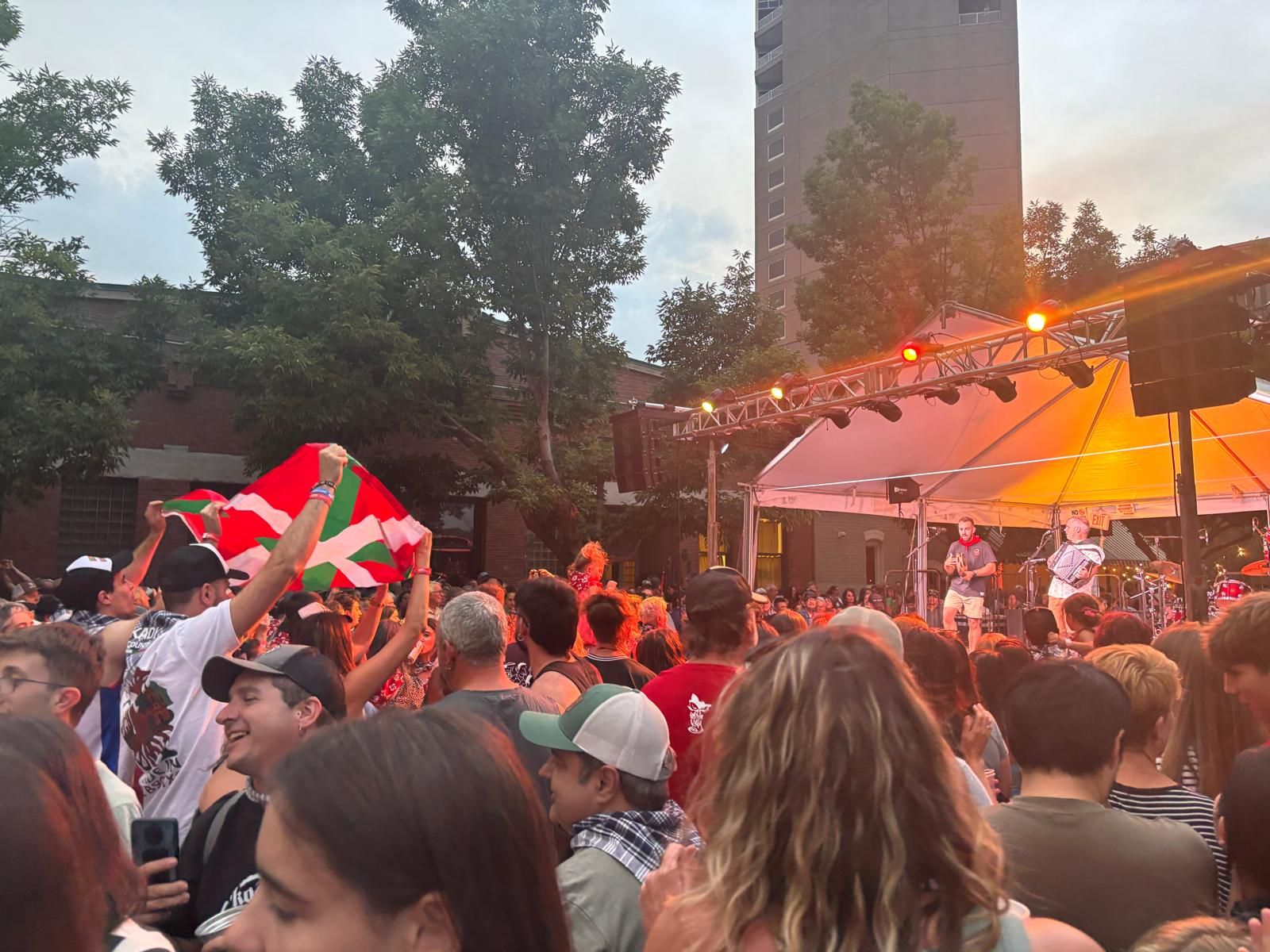 Boise estalla de música vasca: el Basque Block se queda pequeño ante el tirón de Gatibu y Xabier Aburruzaga
