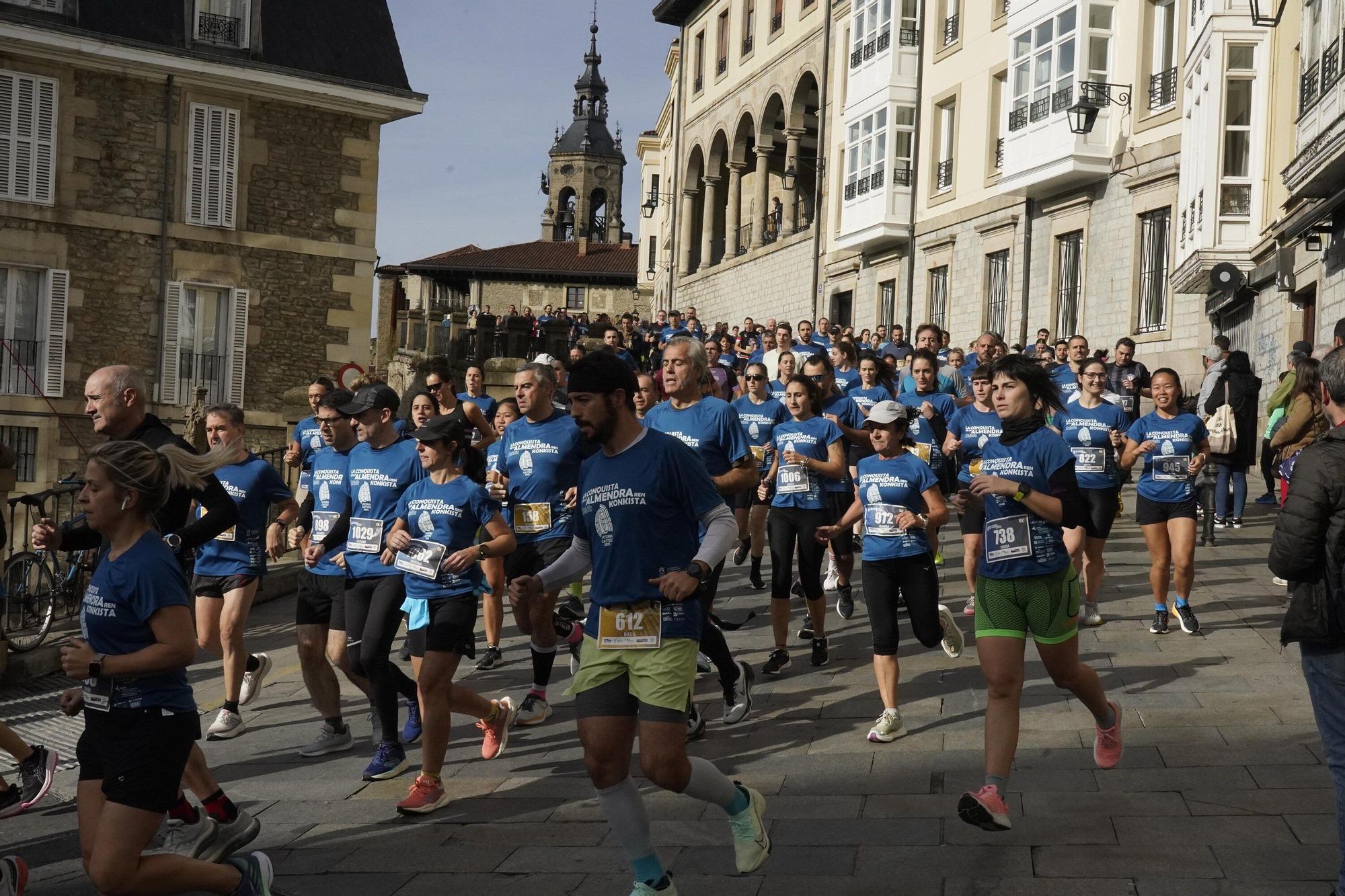 En imágenes: Miles de personas conquistan la Almendra de Gasteiz