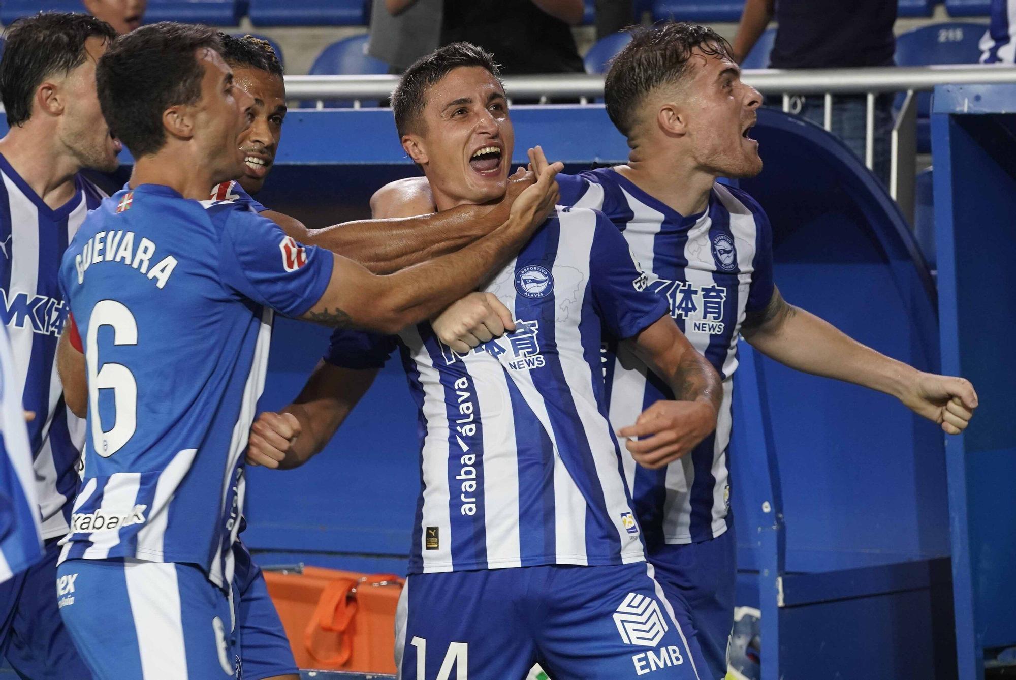 En imágenes: Así está siendo el debut liguero del Alavés contra el Levante