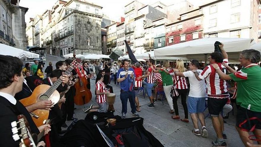Kalekira rojiblanca por las calles de Oporto