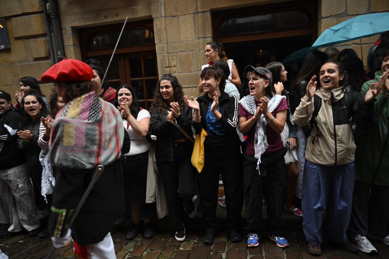 La compañía Jaizkibel desfila en Hondarribia