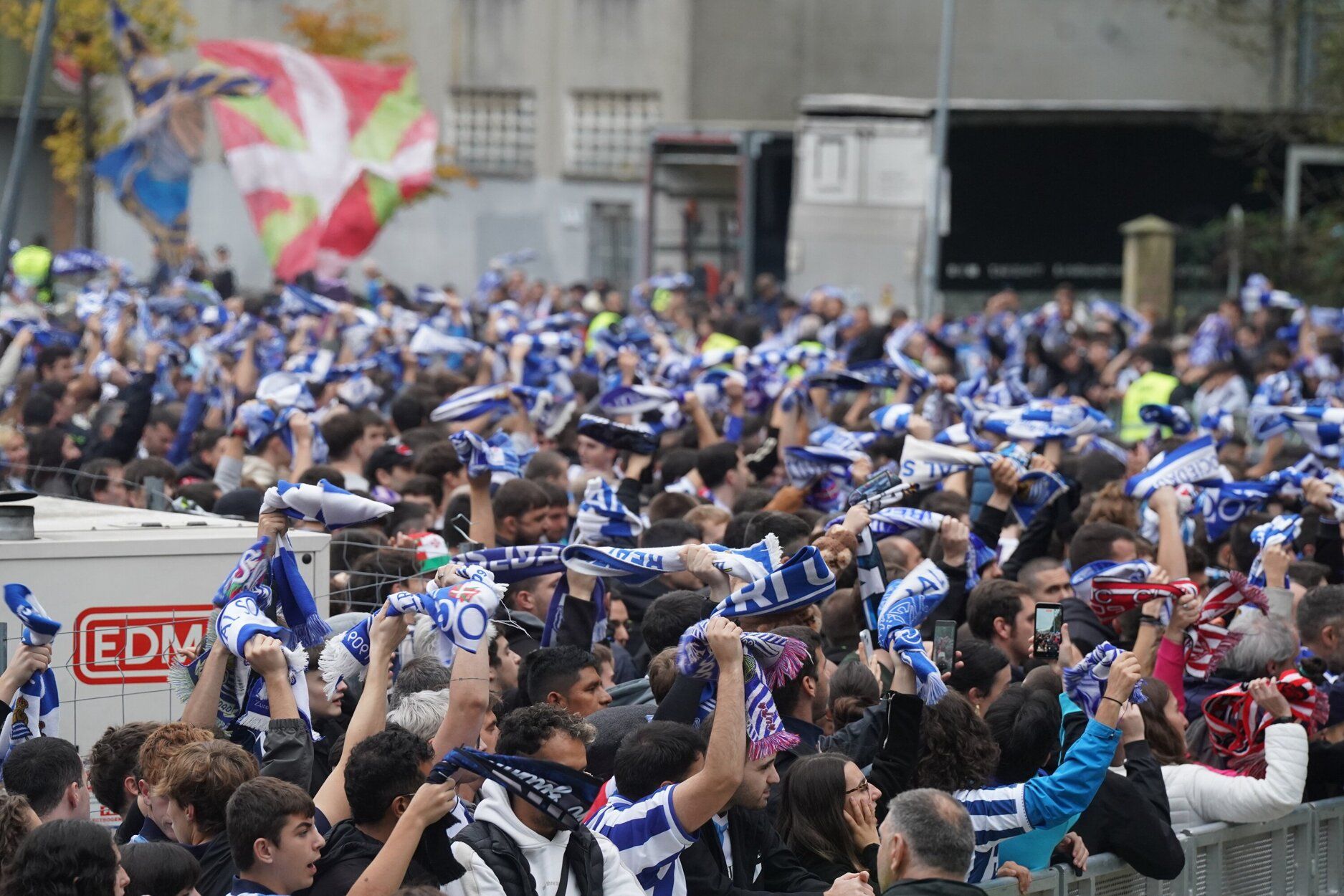 Recibimiento antes del derbi