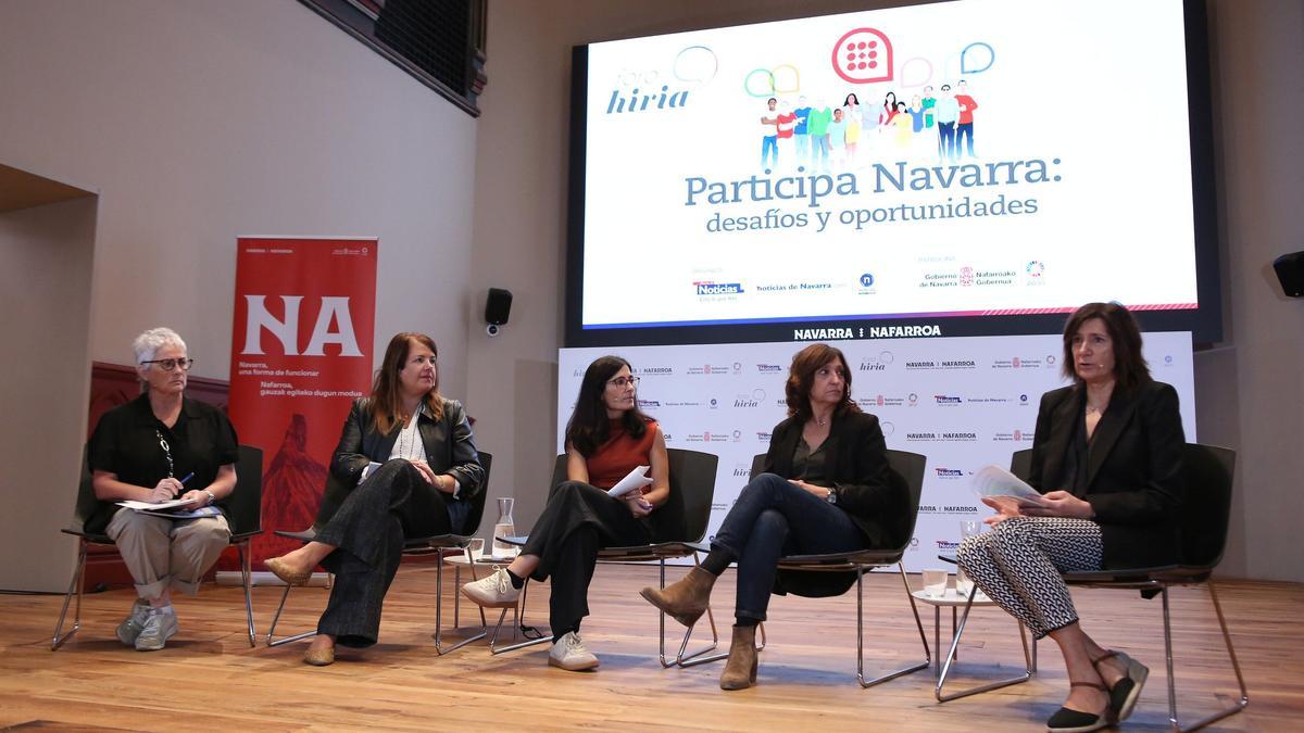 Itziar Ayerdi, Maider Gabilondo, la moderadora Ana Etxaleku, Amalia Cuartero y Maria José Verano participantes de la segunda mesa de Foro Hiria.