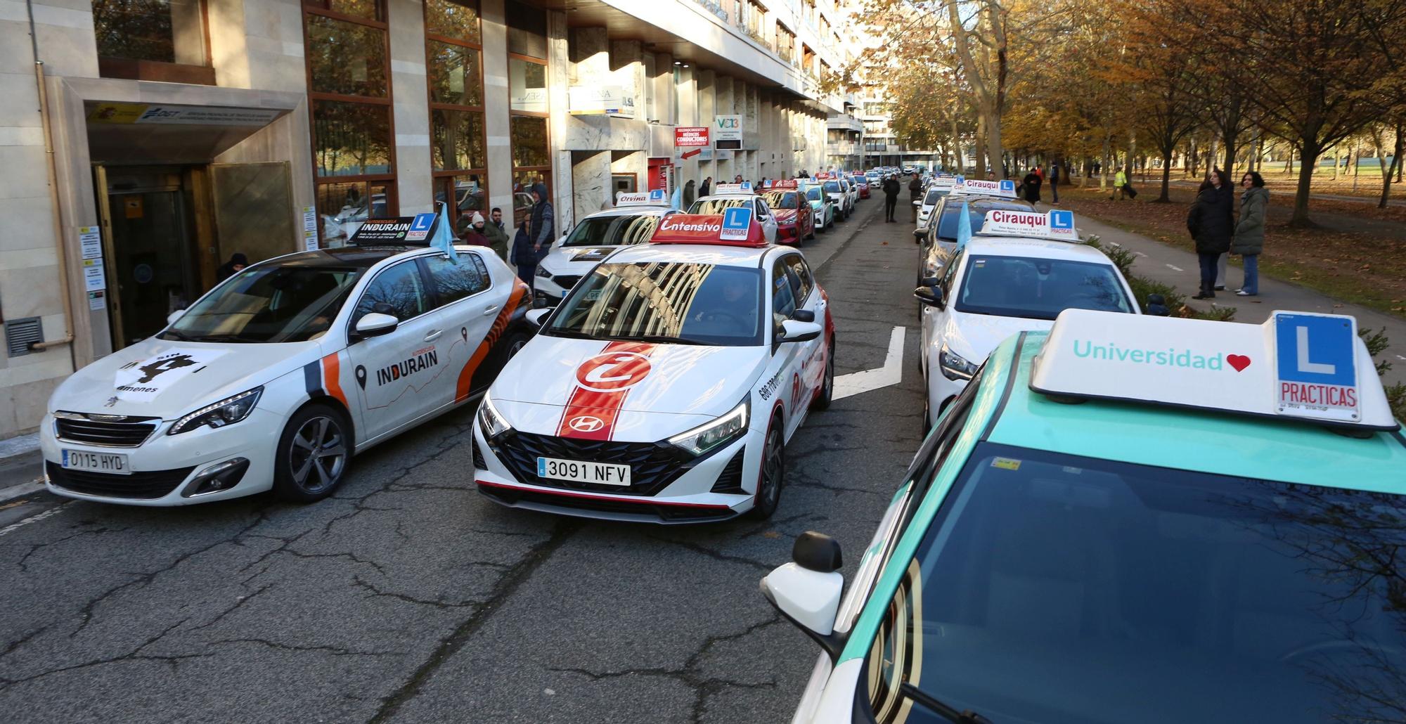 Fotos de la marcha de coches de autoescuelas en protesta por la falta de examinadores