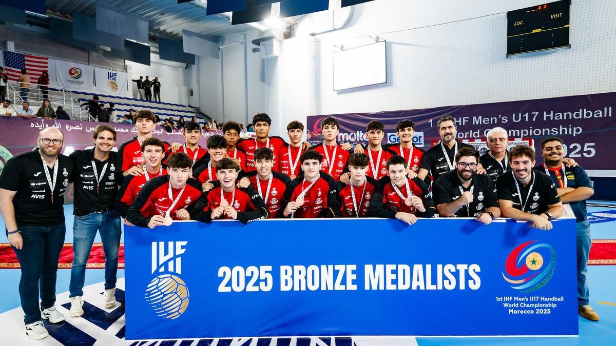 Adrián Glaría -abajo, tercero por la izquierda-, celebrando con sus compañeros el bronce mundial.