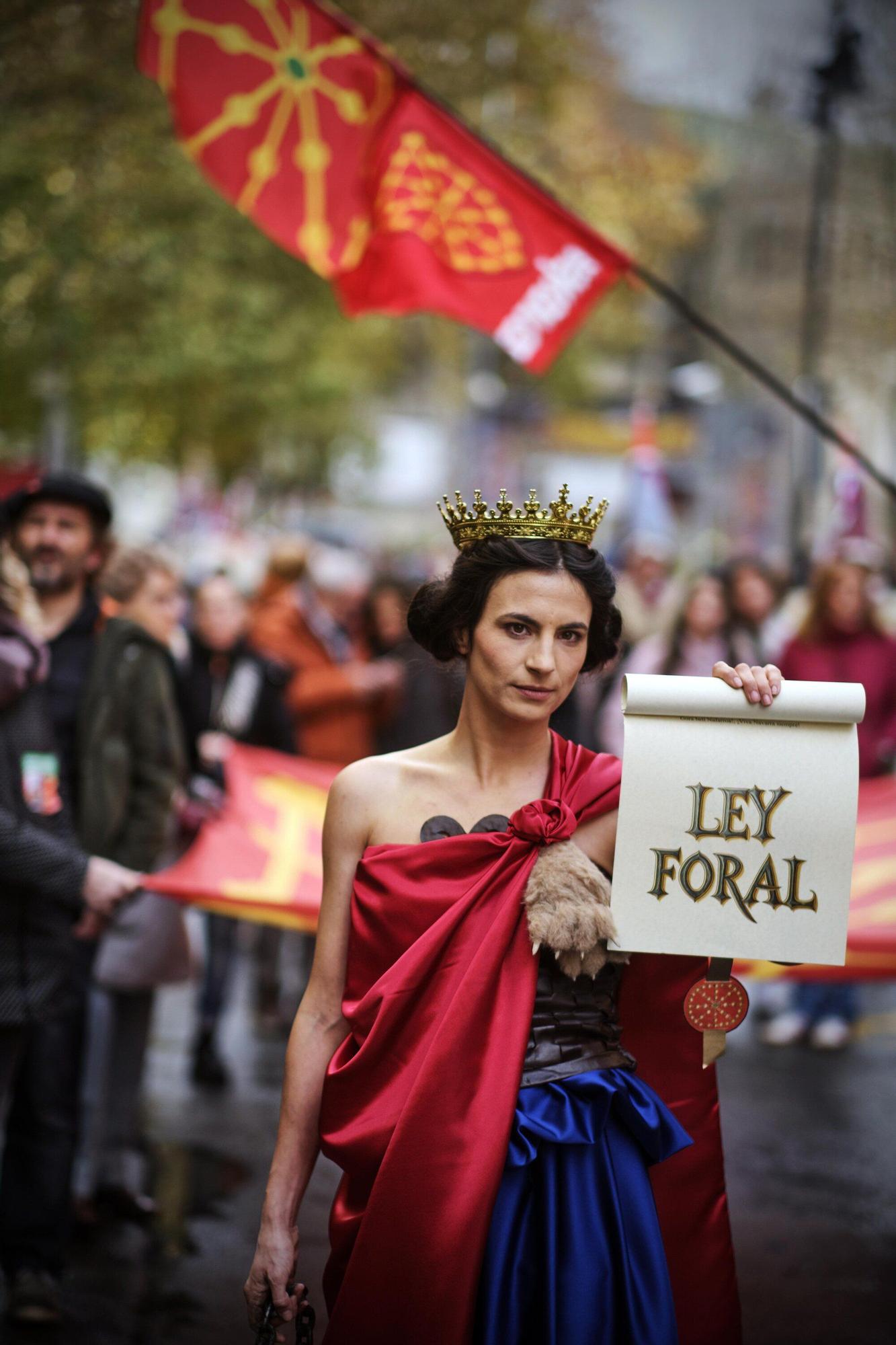 Fotos del homenaje a la estatua que corona el monumento que se erigió hace más de 100 años recordando la lucha popular en el Día de Navarra