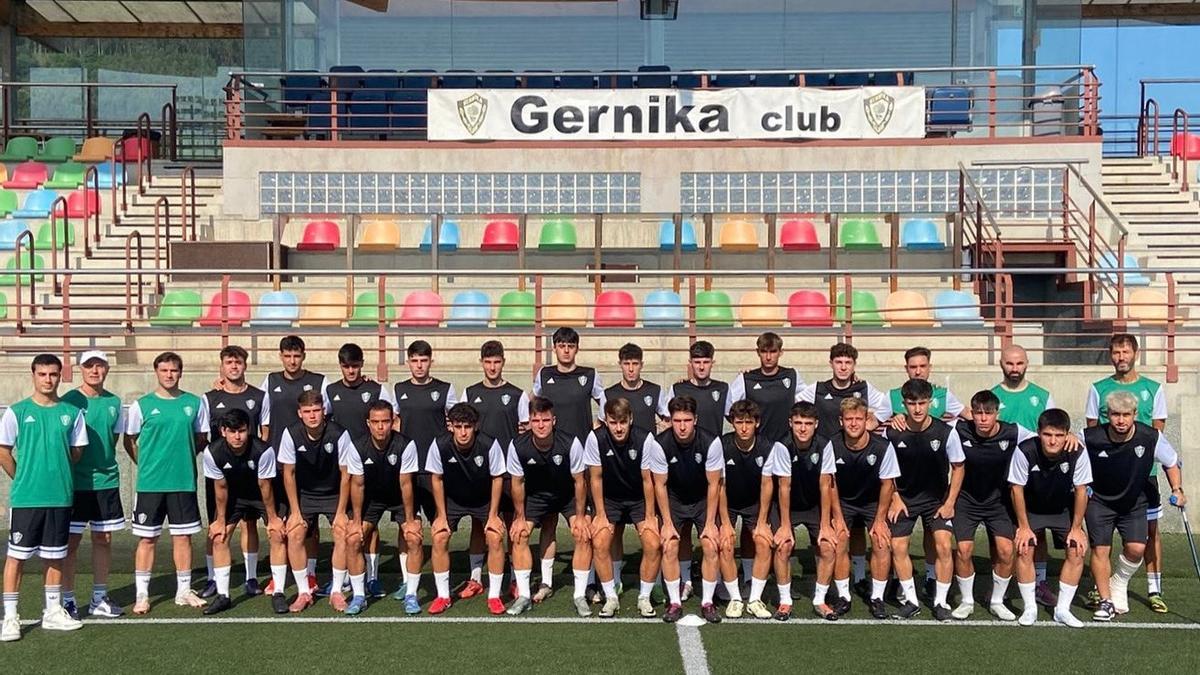 Formación del Gernika en la presentación en Urbieta del nuevo curso.