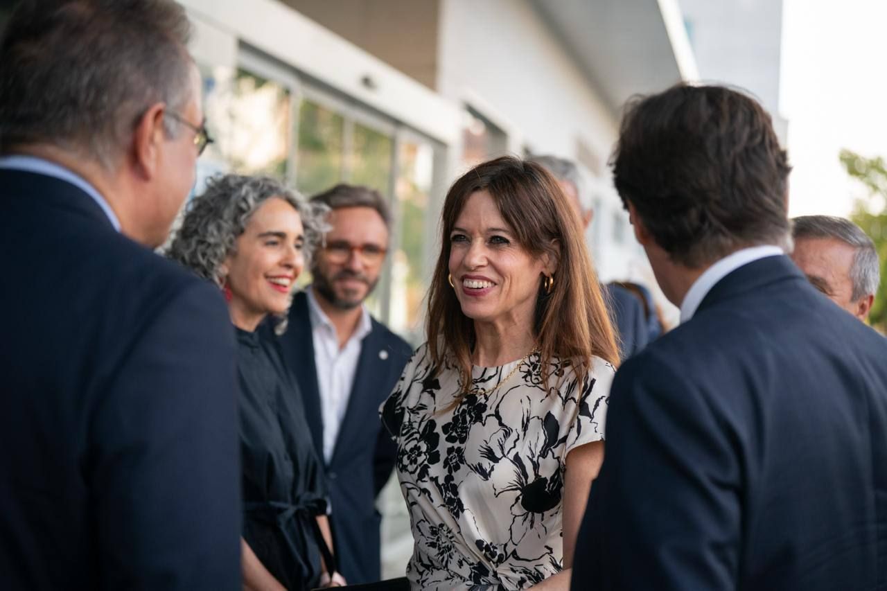 El president Salvador Illa firma en el Libro de Honor del Ayuntamiento de Vitoria-Gasteiz