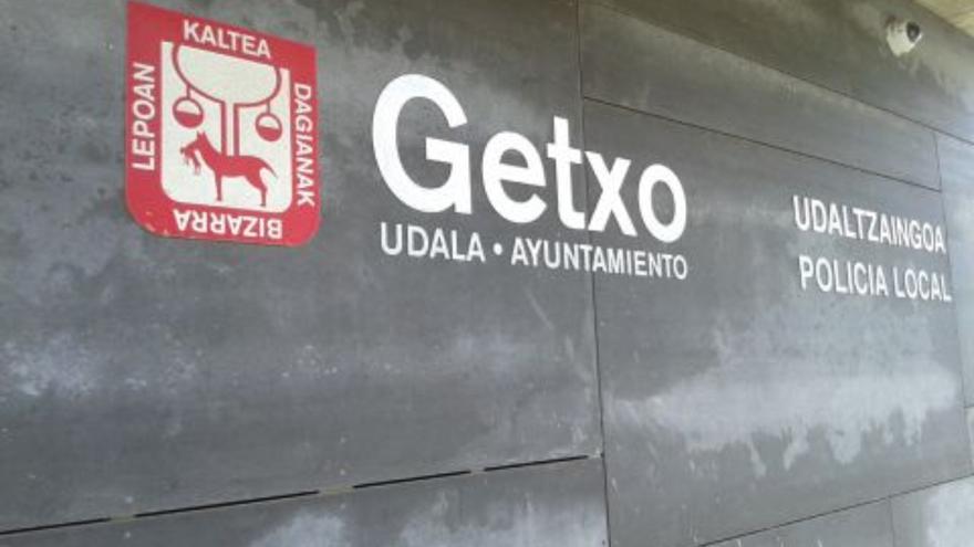 Tres menores amenazan a varios jóvenes en Getxo con una pistola de balines para robarles y disparan a uno de ellos