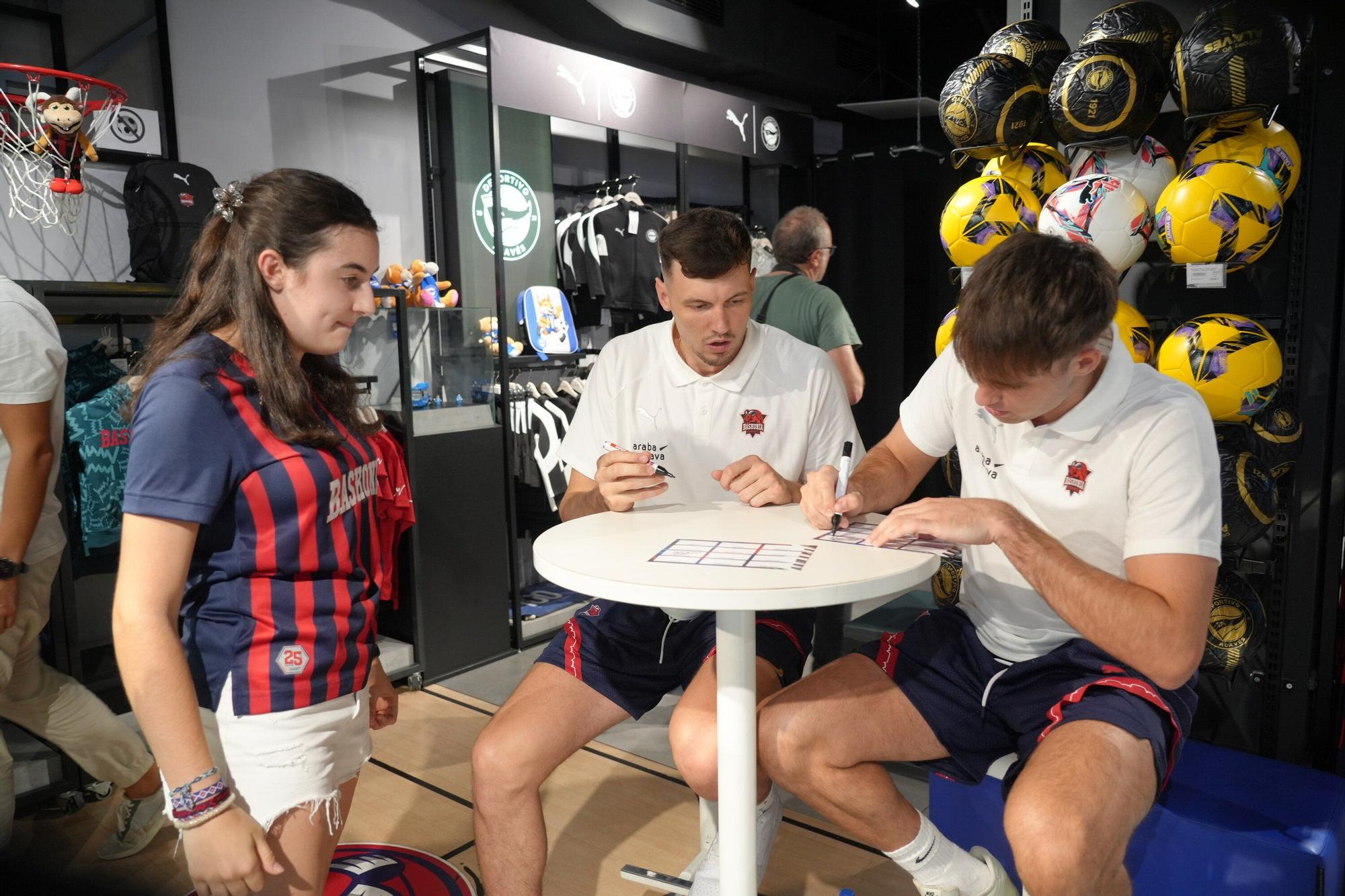 En imágenes: El Baskonia se da un baño de masas en la firma de autógrafos