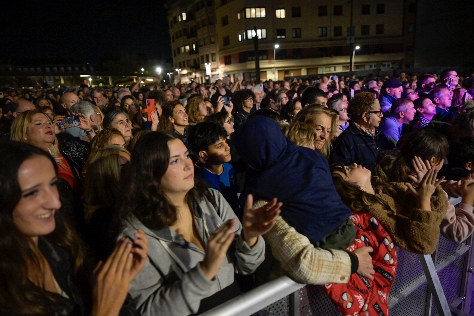 Irun vibra con el concierto de Bebe