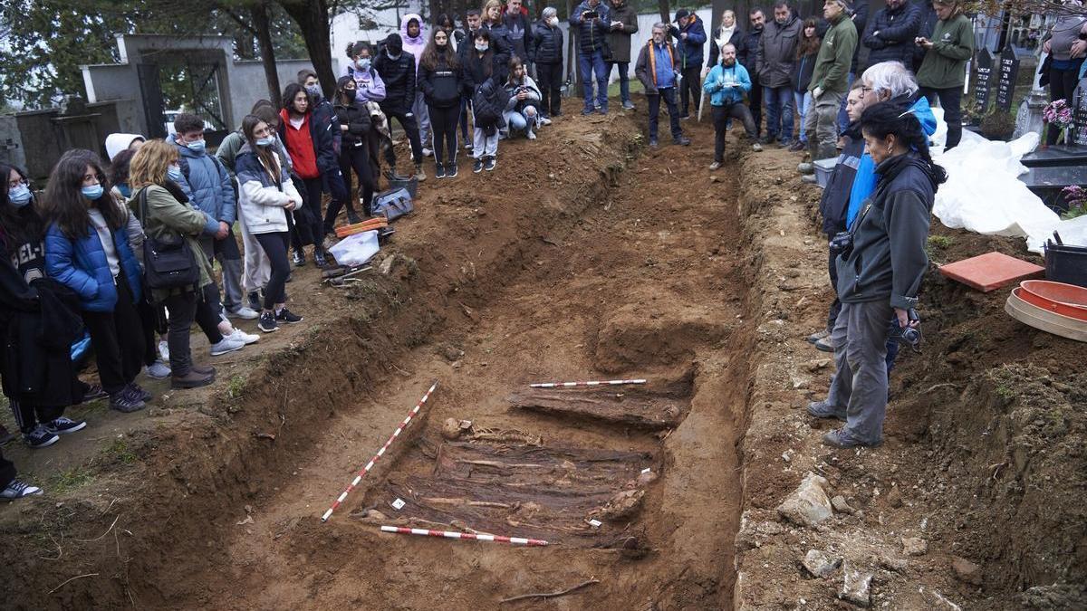 Estudiantes escuchan las explicaciones durante las tareas de exhumación en Berriozar en 2022