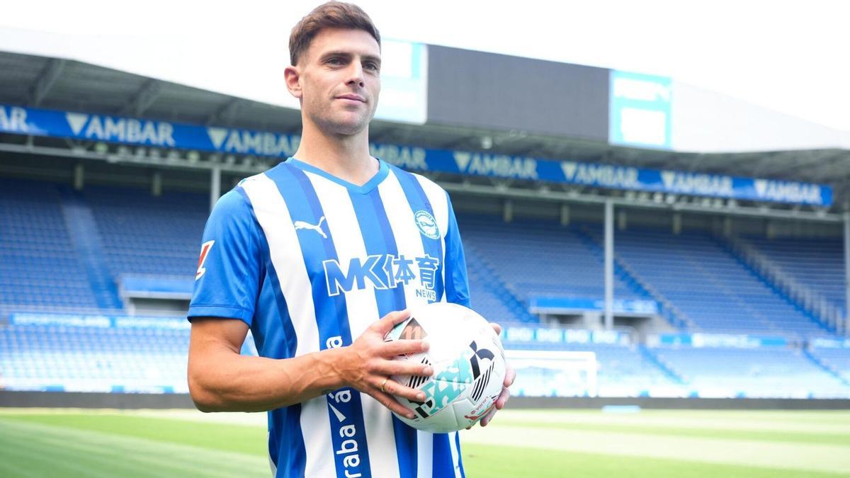 El nuevo futbolista albiazul, Lucas Boyé, posa sobre el césped de Mendizorroza.