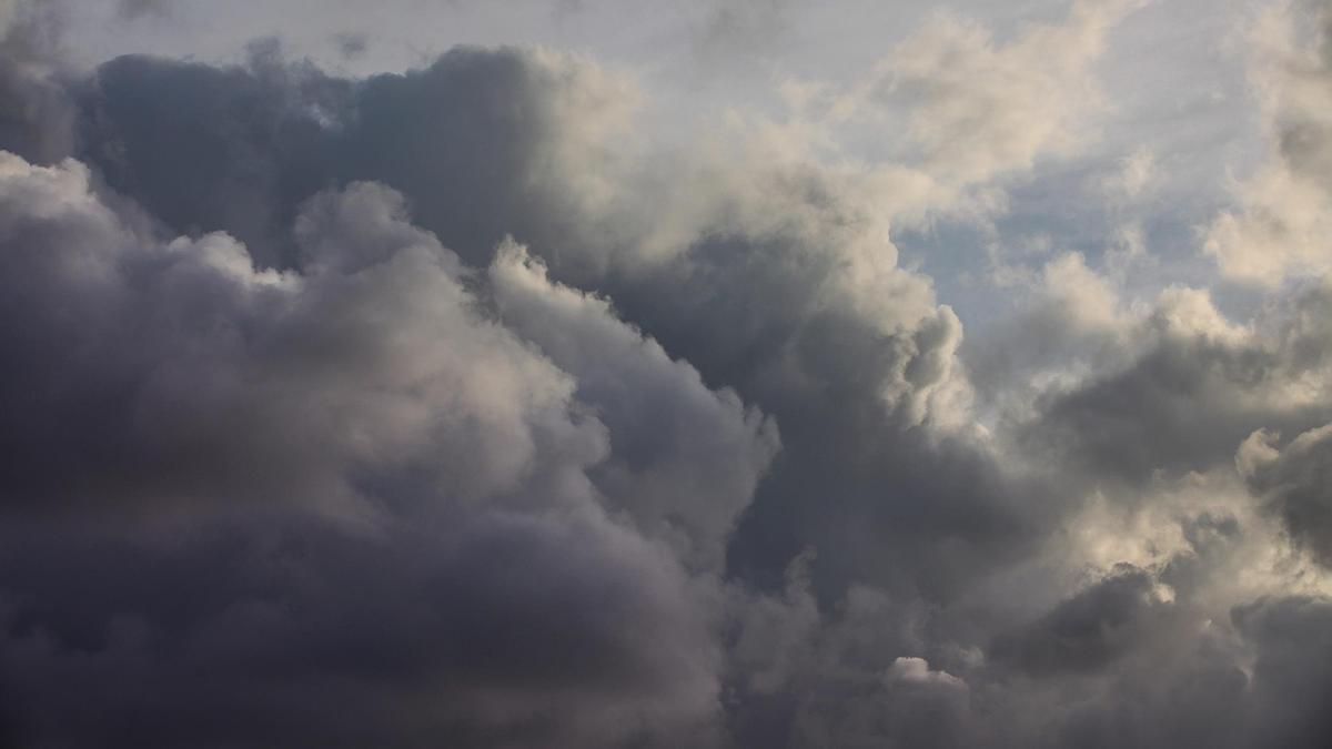 Imagen de recurso de un cielo gris.