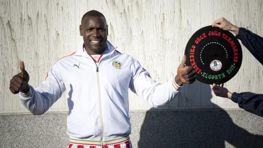 Ousmane Dramé posa en el barrio baracaldés de Basatxu junto a su txapela de subcampeón.