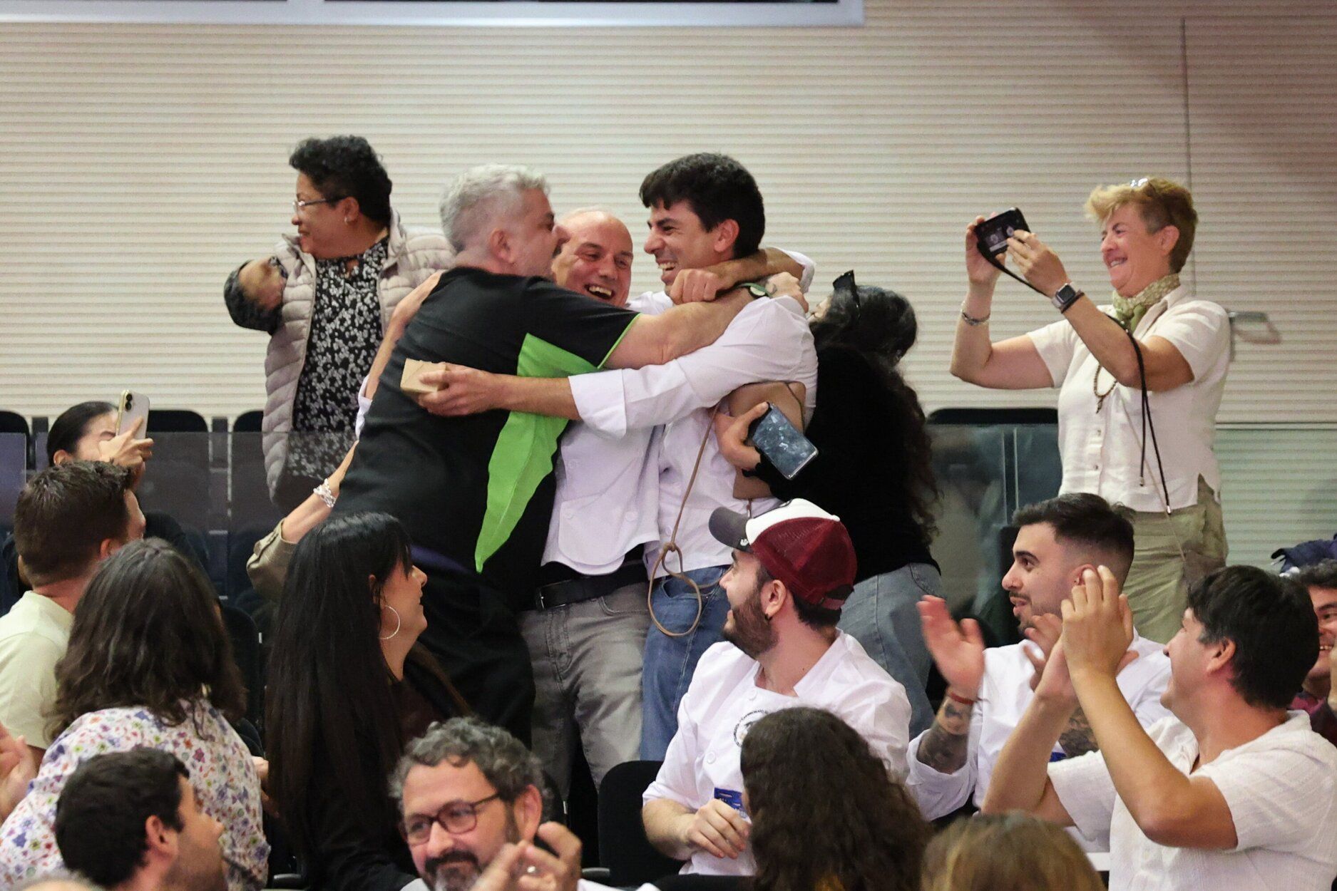 Los ganadores, del restaurante Gran Sol, celebran su victoria nada más conocerla