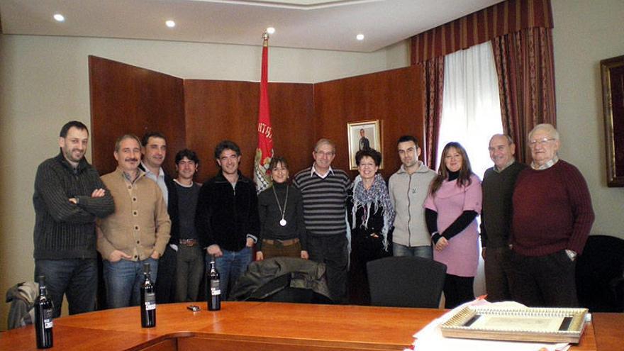 La Corporación, con Miren Sanz de Galdeano (sexta por la izquierda), el pasado viernes.