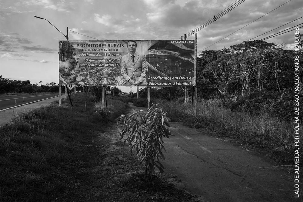 Una valla publicitaria con un mensaje de apoyo al presidente brasileño Jair Bolsonaro en la Carretera Transamazónica, Altamira, en Pará, Brasil. La agroindustria es uno de los principales apoyos de Bolsonaro. World Press Photo 2022.