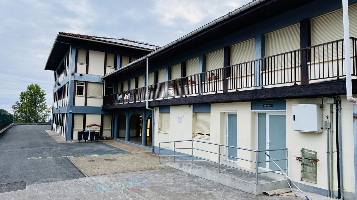Fachada de la Herri Eskola Iturzaeta de Getaria.