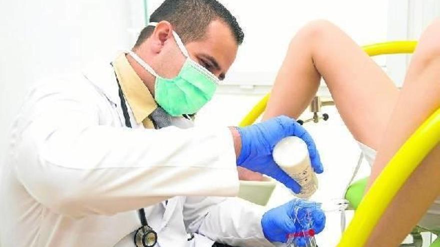 Ni brujas ni casamenteras; los cirujanos plásticos son los himenólogos de la actualidad.