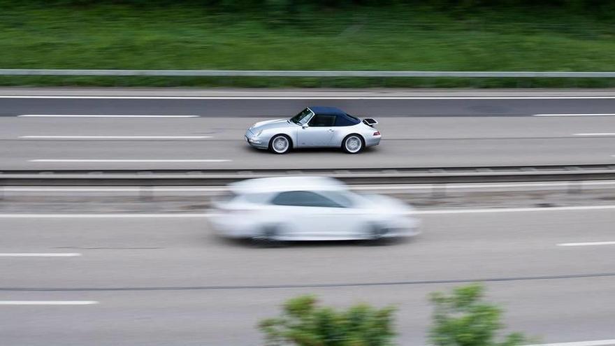 Un coche, a gran velocidad.