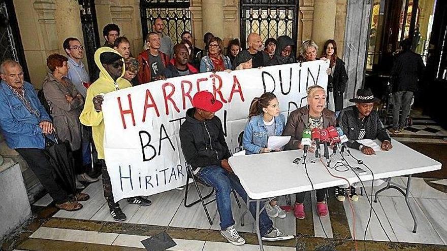 La ciudadanía ha atendido solidariamente a más de 200 migrantes en Donostia durante este verano