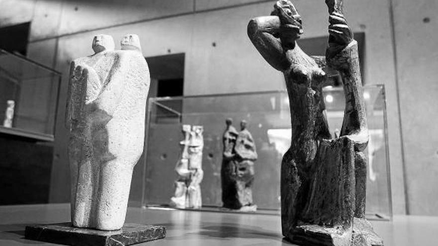 Esculturas de Jorge Oteiza &#039;Figuras familia&#039; (i) y &#039;Mujer ante el espejo&#039;, en el Museo de Alzuza.