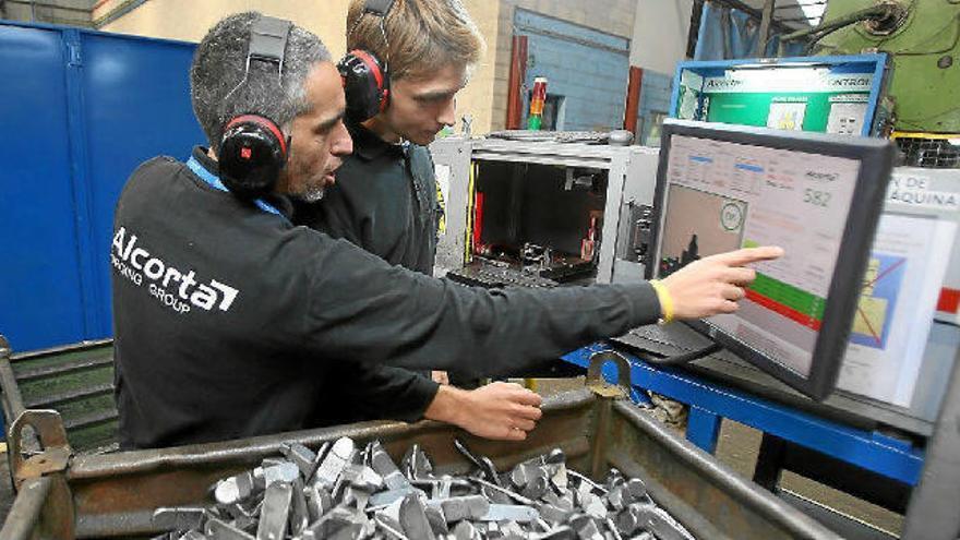 Un estudiante de Ingeniería dual del IMH sigue las indicaciones de su tutor.