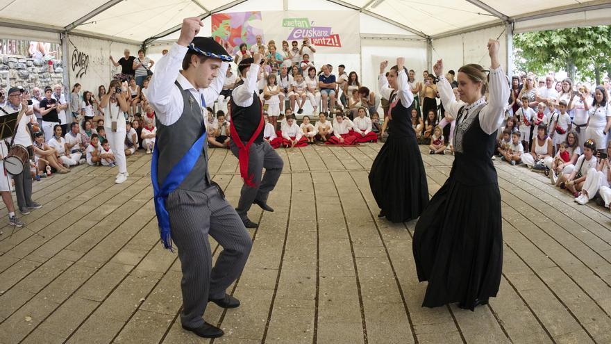 Los mayordomos marcan el paso en el día del Casco Antiguo de Berriozar