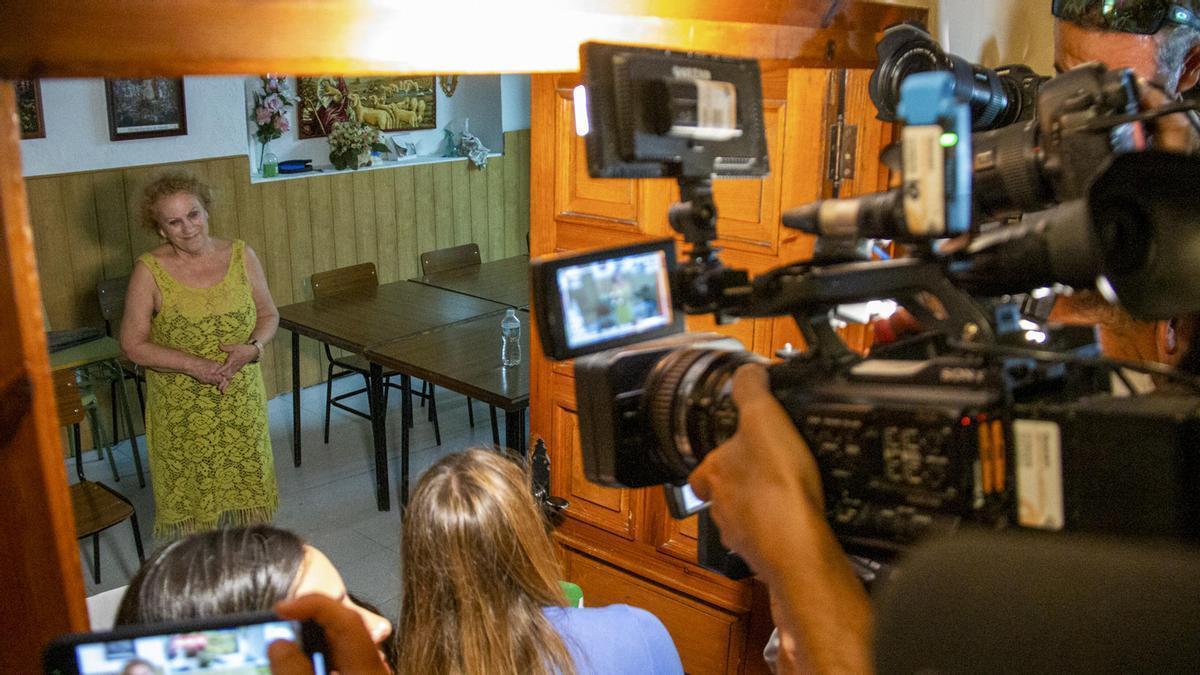 Ángeles Béjar, madre de Luis Rubiales, atiende a los medios.