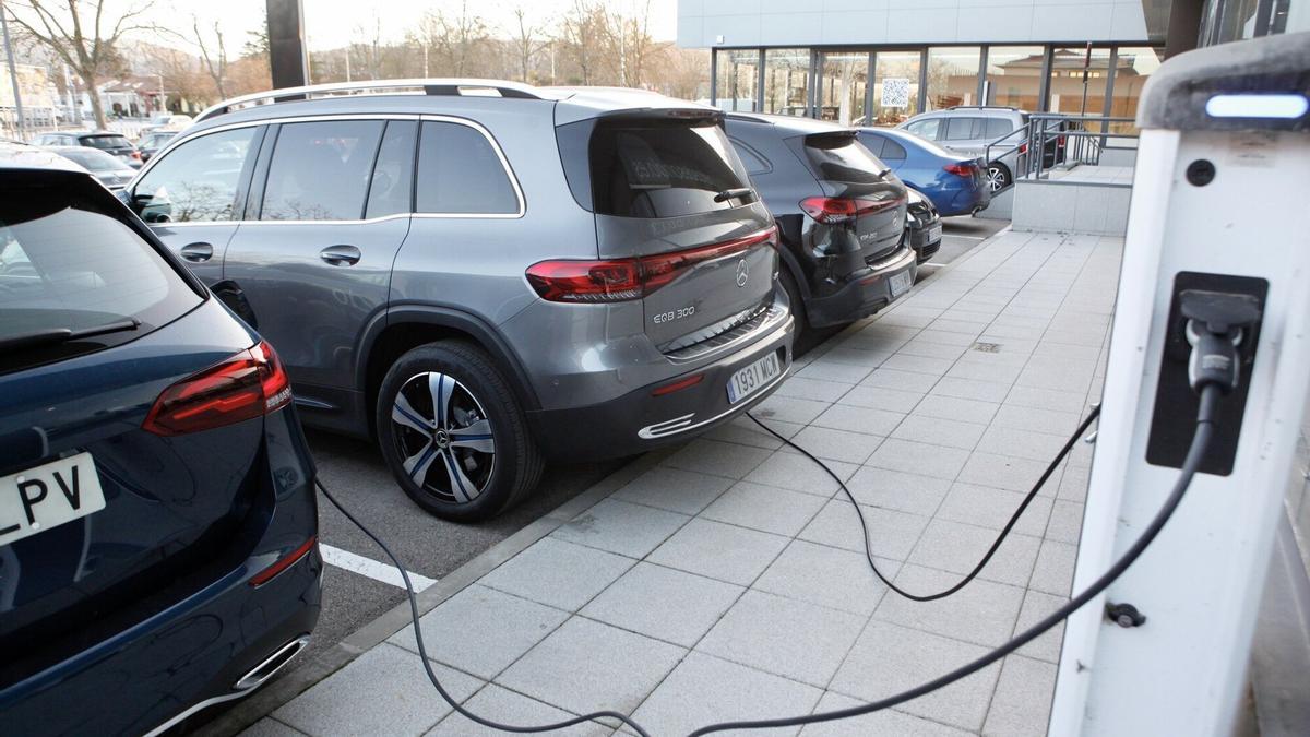 Dos coches en un punto de recarga eléctrica.