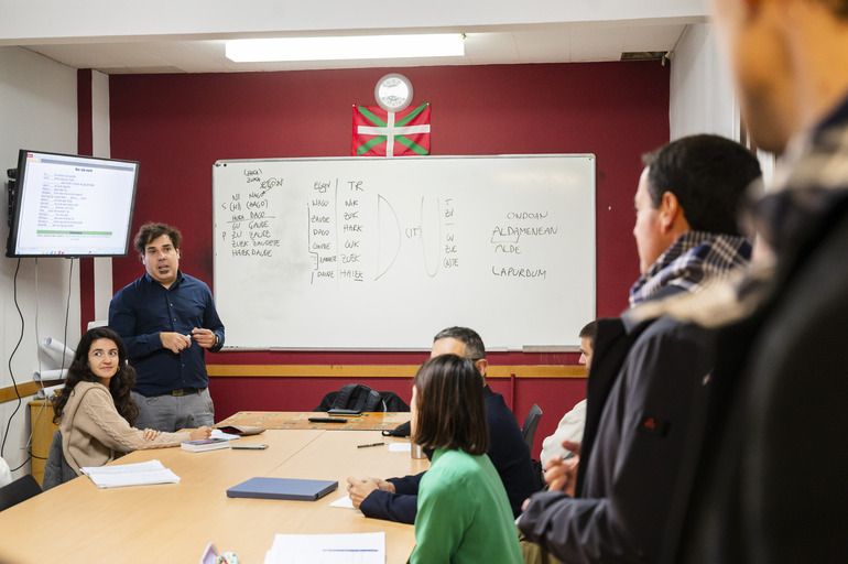 El Lehendakari Imanol Pradales y la vicelehendakari primera y consejera de Política Lingüística, Ibone Bengoetxea, se reunen con la diáspora en la Eskual Etxea de París